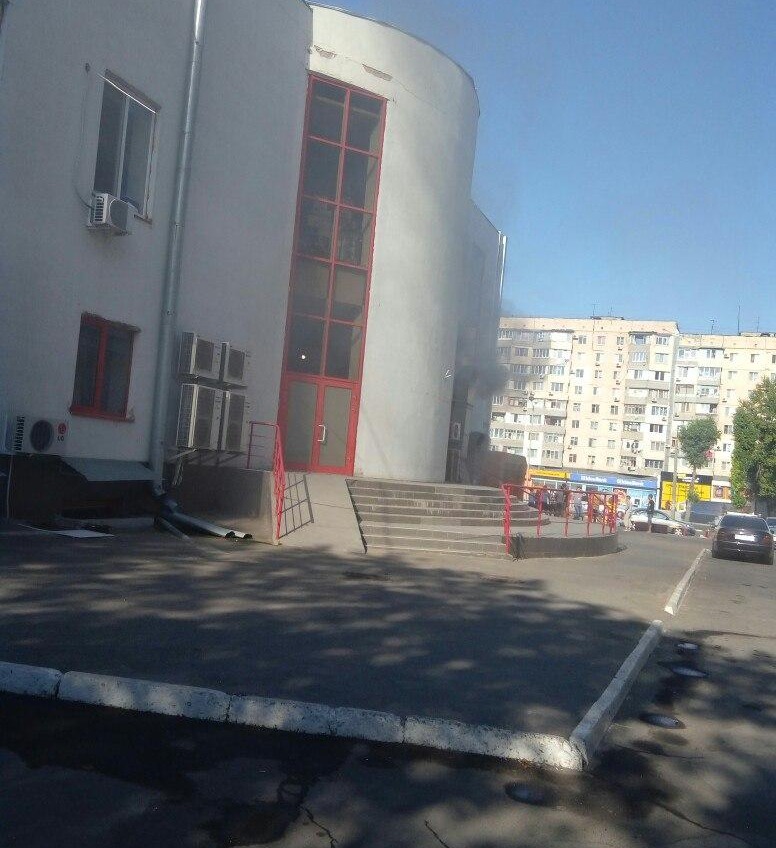 На поселке Котовского горел торговый центр – помещения были затянуты едким дымом, а весь товар в гари (фото) «фото»