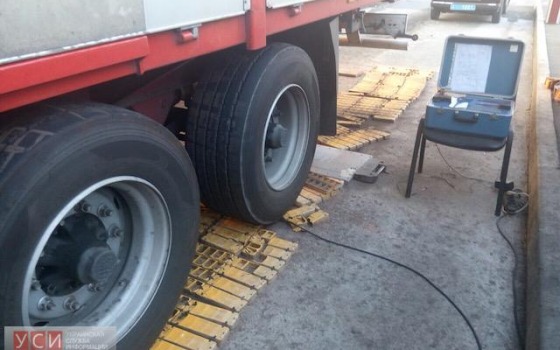 Водитель фуры раздавил весовой комплекс на трассе «Киев – Одесса» (фото) «фото»