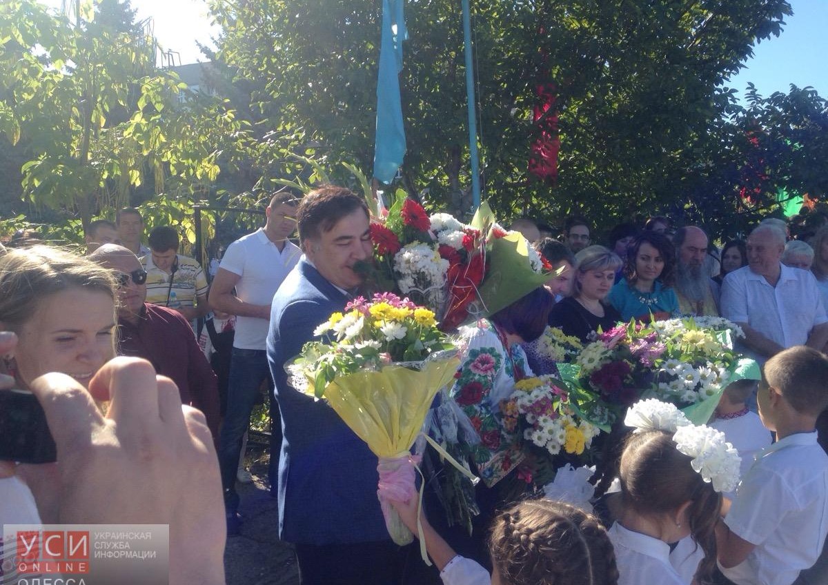 Первоклассники на линейке подарили все букеты Саакашвили. Последнему пришлось раздавать их учителям (фото) «фото»