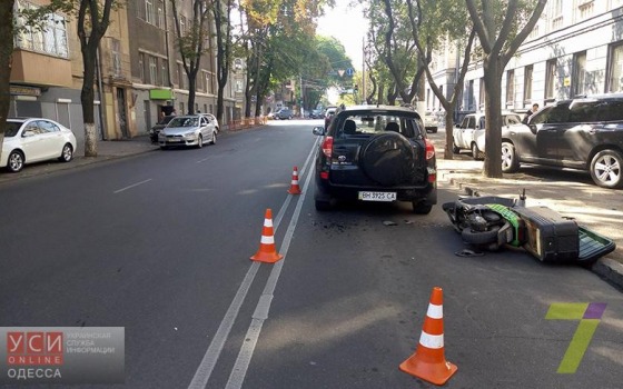 ДТП на Пироговской: водитель мопеда пробил головой стекло внедорожника (фото) «фото»