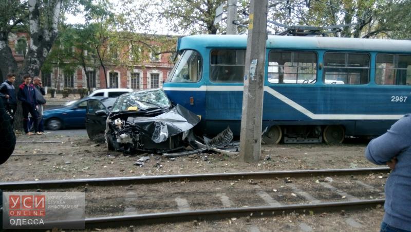 Автомобиль столкнулся с трамваем: одесситы застряли в многочасовой пробке (фото) «фото»