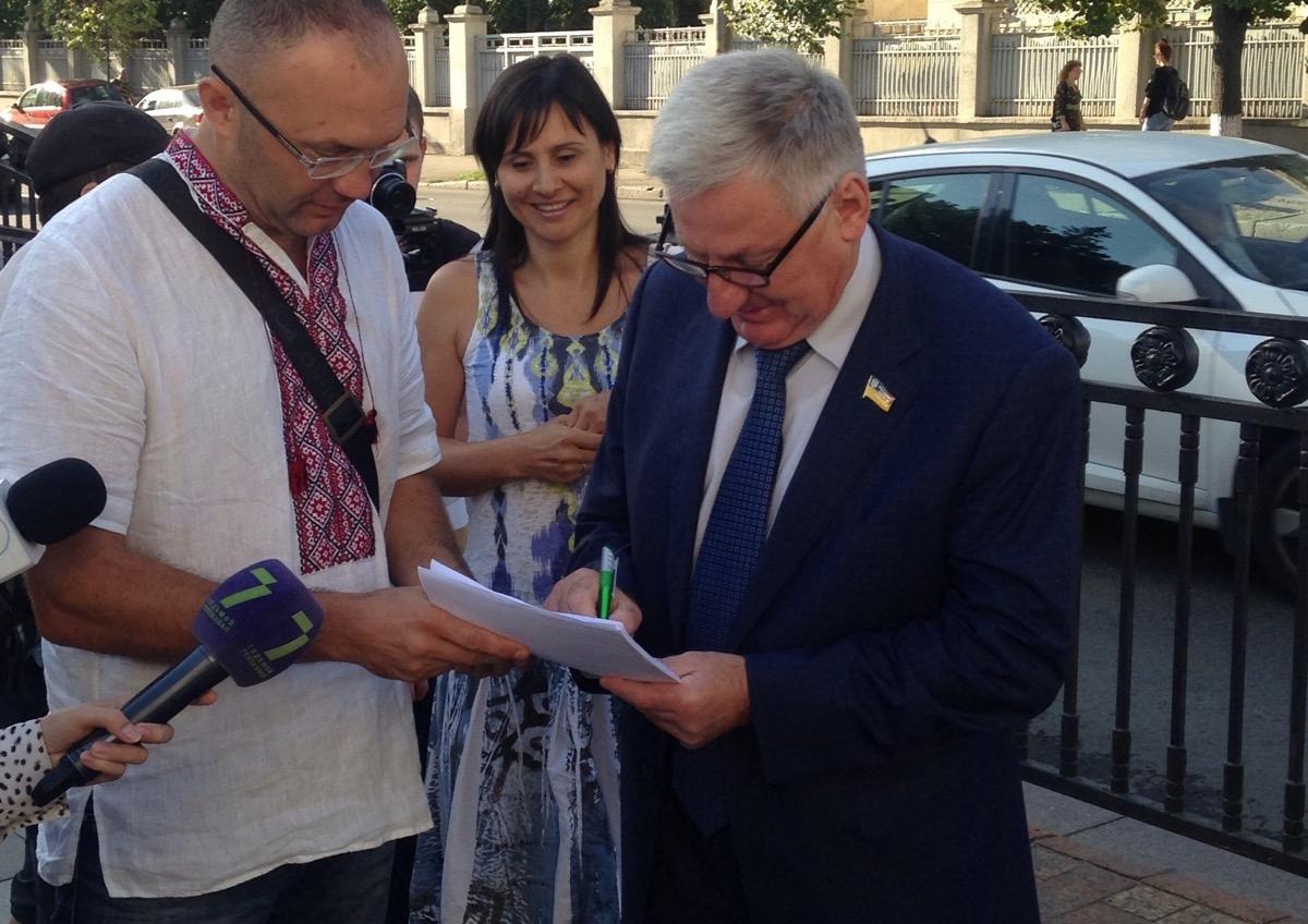 Народные депутаты у Верховной Рады подписывают обращение против мэра Одессы (фото) «фото»