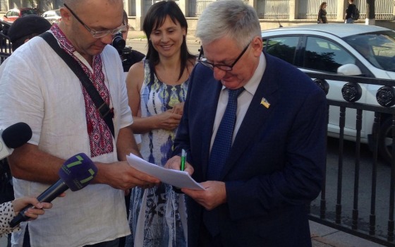 Народные депутаты у Верховной Рады подписывают обращение против мэра Одессы (фото) «фото»