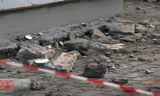 В Одессе обрушился очередной балкон: пострадавшая госпитализирована «фото»