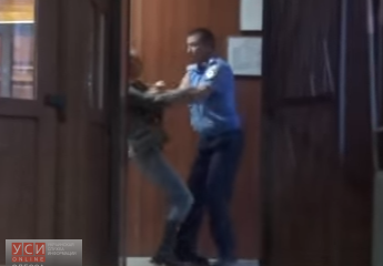 Одесский полицейский получил выговор за жестокое обращение с женщиной в райотделе (видео) «фото»