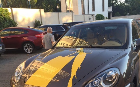 Одесскому медиамагнату облили краской машину за демонстрацию фильма на русском языке (фото) «фото»