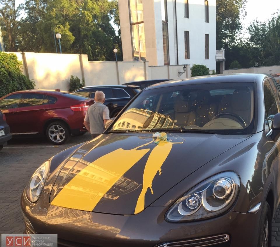 Одесскому медиамагнату облили краской машину за демонстрацию фильма на русском языке (фото) «фото»
