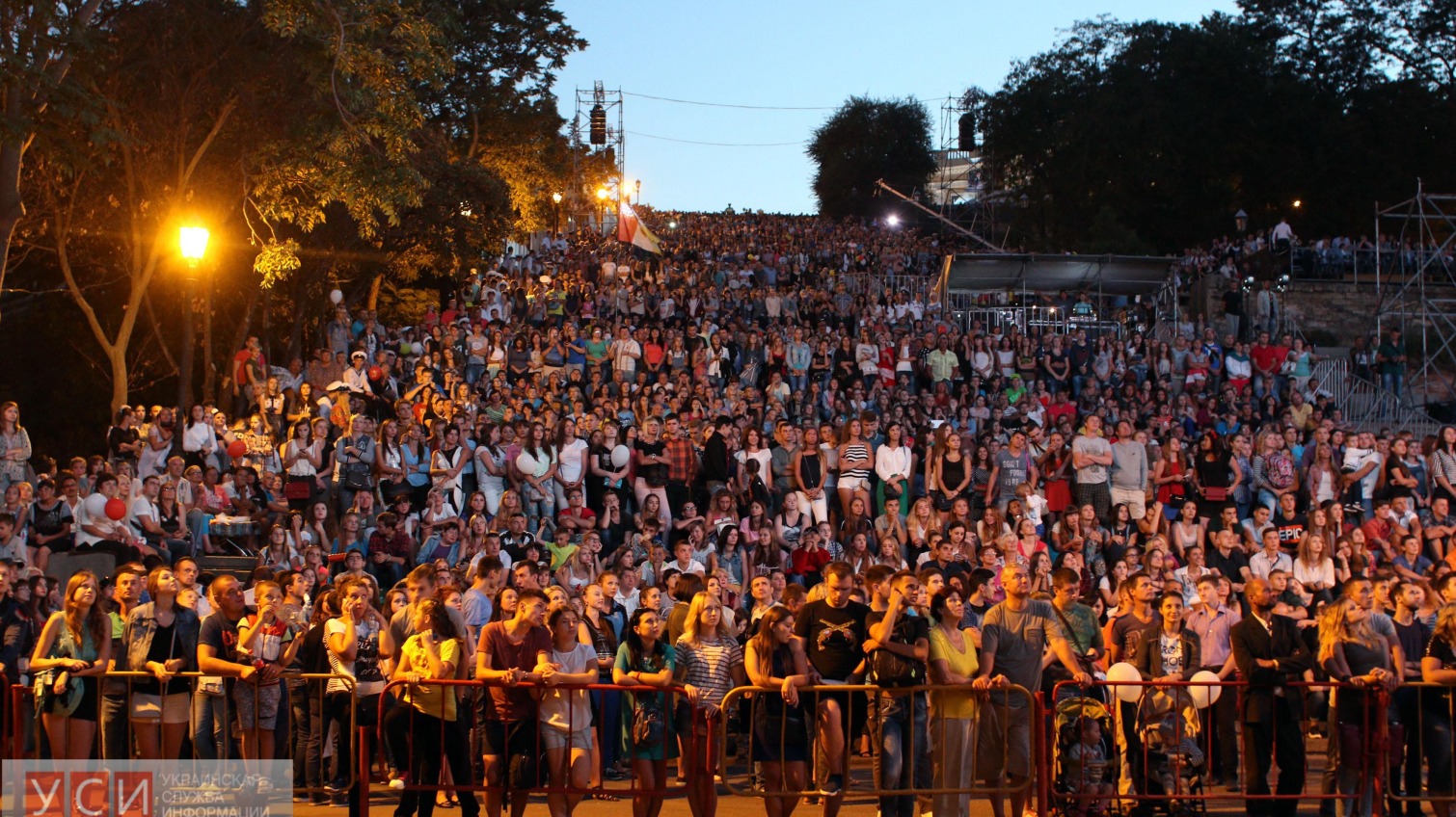 Масштабный фейерверк и концерт на Потемкинской лестнице ко Дню города: как это было (фоторепортаж) «фото»