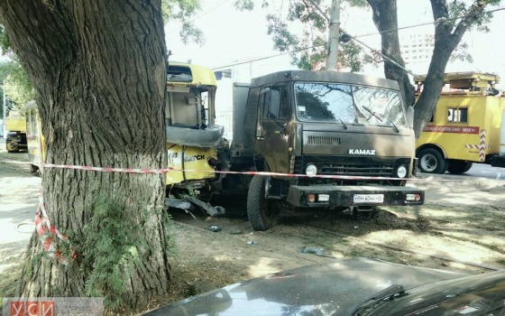 Фура протаранила горэлектротранспорт возле Одесского кабельного завода: трамвай сошел с рельсов (фото) «фото»