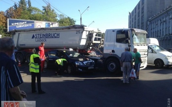 Грузовик перегородил Водопроводную: застыли в пробке основные городские магистрали «фото»