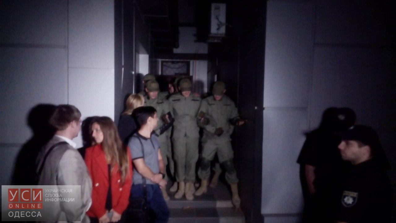 В Затокском поссовете искали бомбу: мужчины в камуфляже захватили здание «фото»