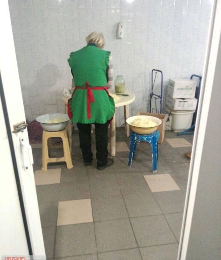 Одесситы заметили, как в туалете автовокзала солят капусту (фотофакт) «фото»