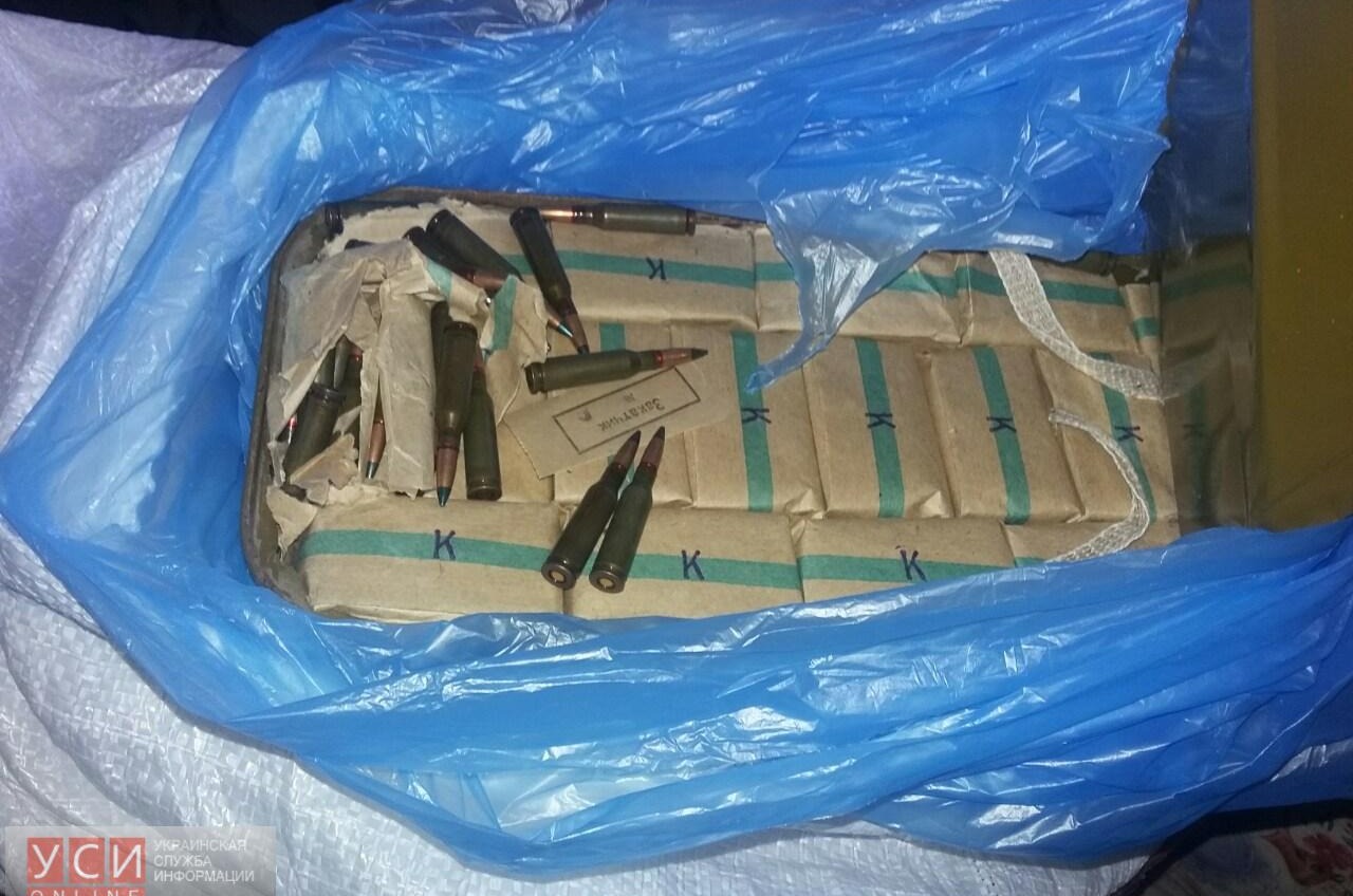  В Одесской области в цеху с поддельным алкоголем обнаружили ящики с патронами (фото, видео) «фото»