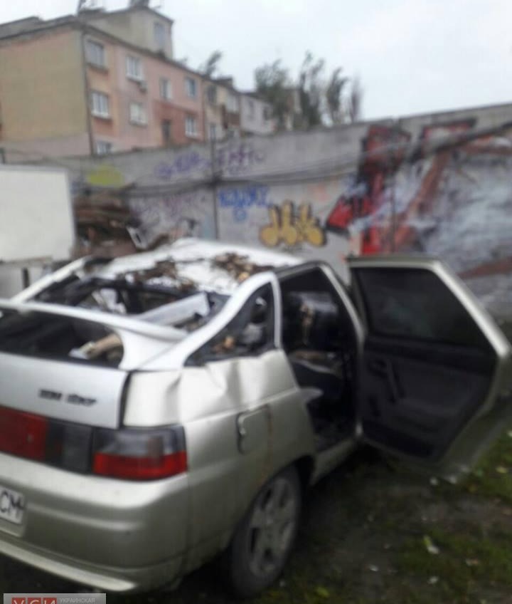 В Одессе дерево упало на автомобиль: водитель в больнице (фото) «фото»