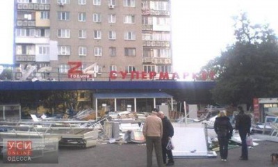 Захват “Виртуса” в Черноморске: неизвестные вынесли на улицу все оборудование супермаркета (фото) «фото»
