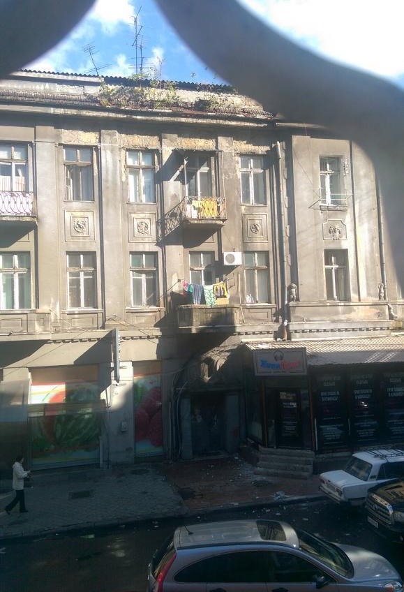 В центре Одессы произошло обрушение очередного карниза (фото) «фото»