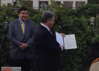 Порошенко на плантации в Беляевке подписал закон об отмене спецлицензии для виноделов (фото) «фото»