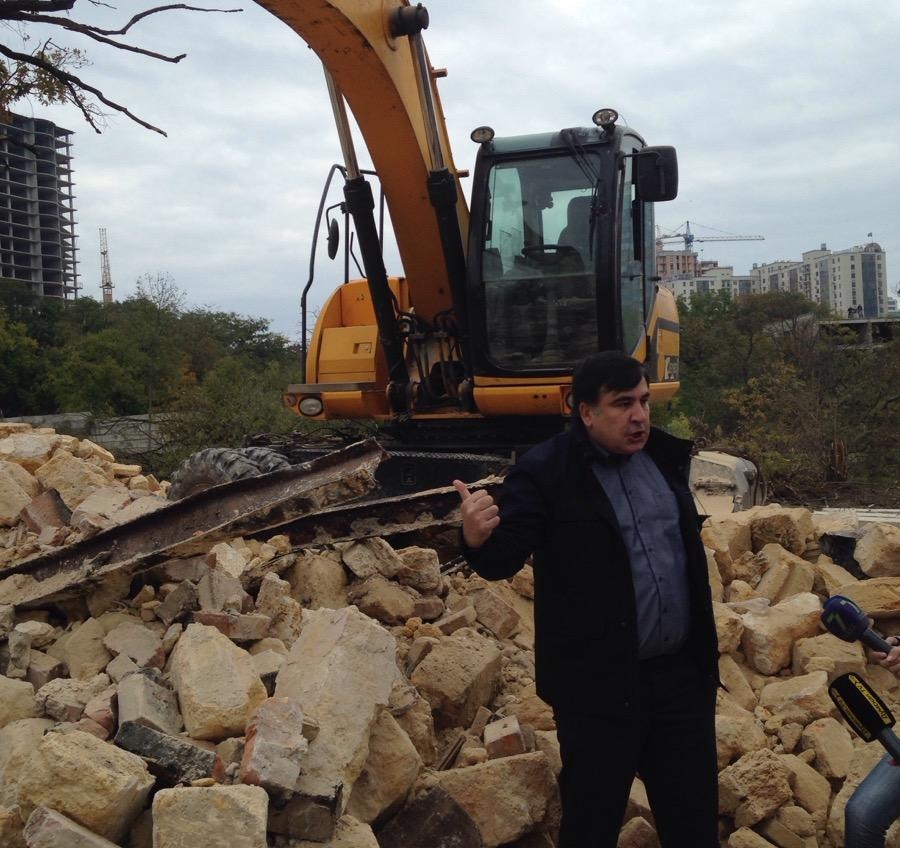  Саакашвили на руинах особняка в Аркадии: “Труханов – убийца города” (фото, видео) «фото»