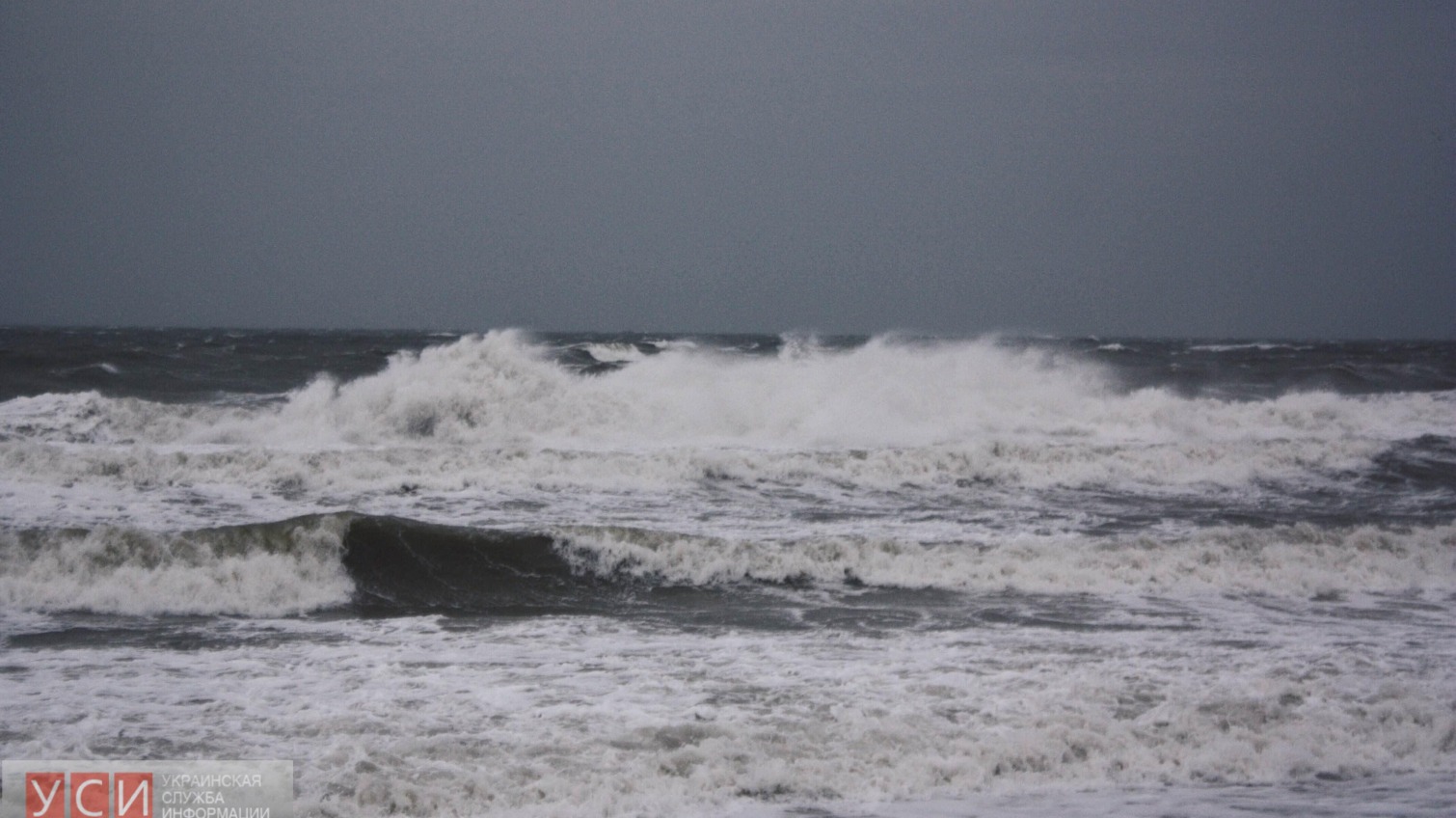 Шторм на одесском побережье: двухметровые волны и смытые пляжи (фоторепортаж) «фото»