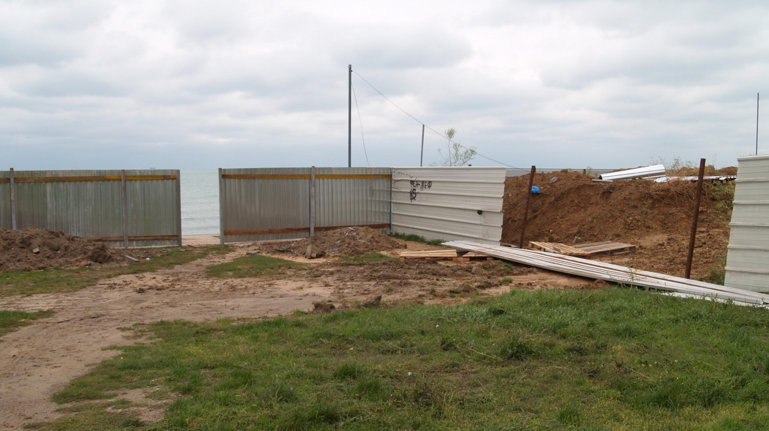 В Черноморске вновь устанавливают забор, который перекрывает доступ к пляжу (фото) «фото»