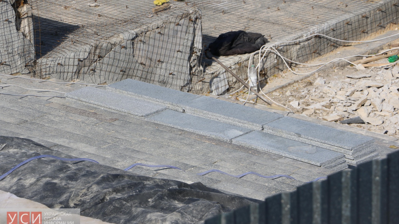 Реконструкция Потемкинской лестницы: верхнюю площадку начали застилать новыми гранитными плитами (фото) «фото»