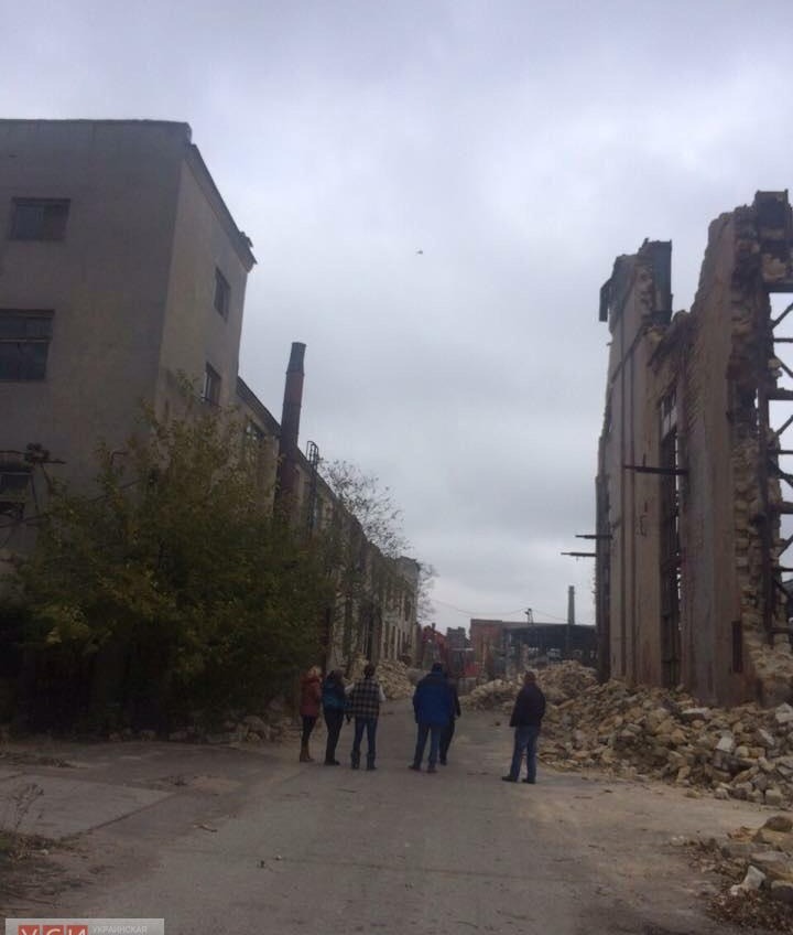 Стена старого цеха завода «Краян» обрушилась на соседнее здание «фото»