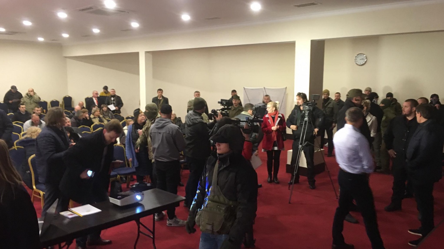 «Правый сектор» срывает конференцию за конституционную реформу, организованную в Одессе представителем БЮТа (фото) «фото»