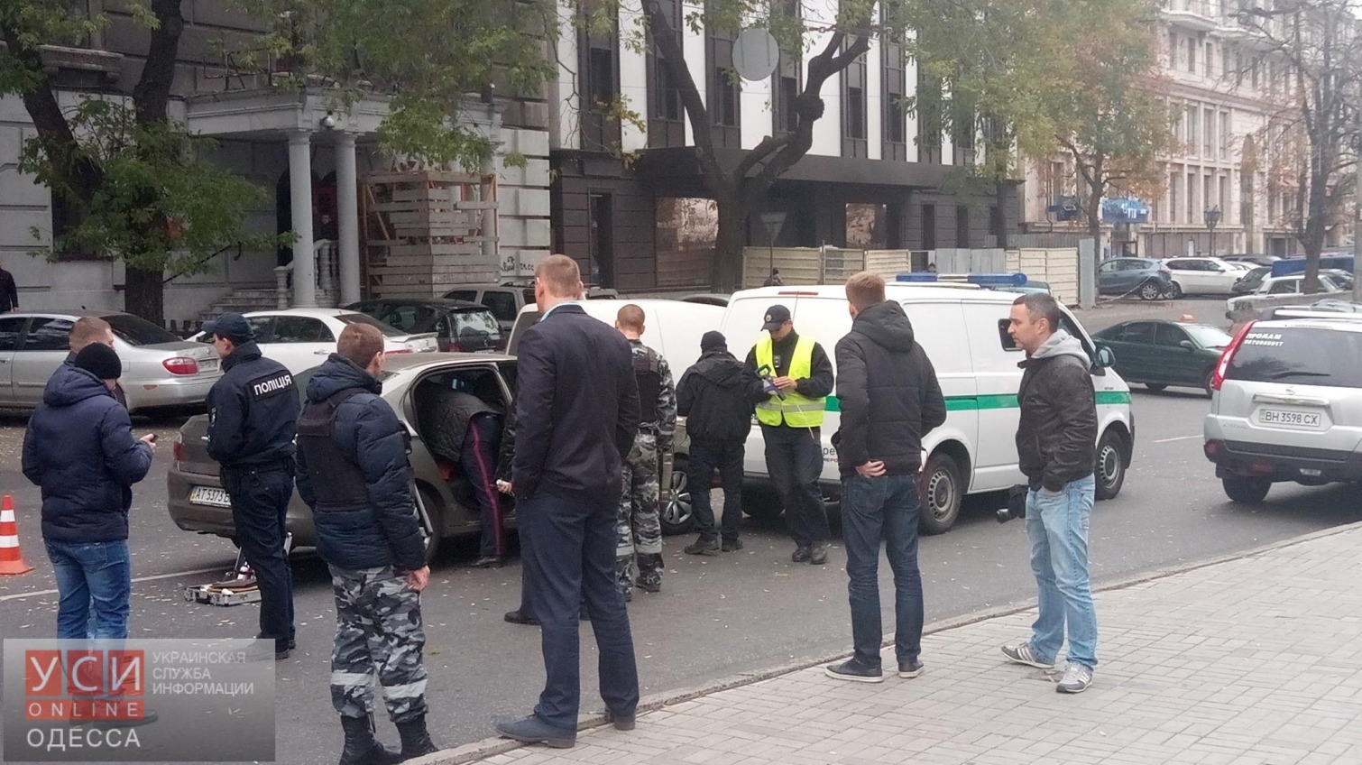 В Одессе разыскиваемые за разбойное нападение открыли огонь по полицейским и сбежали, повредив им машину «фото»