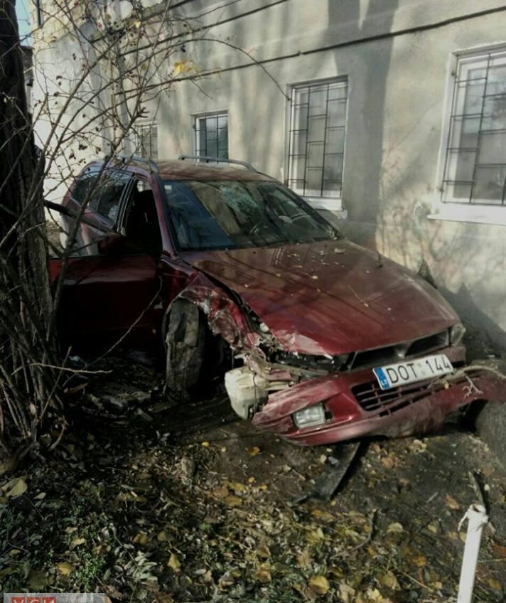 На Слободке пьяный водитель протаранил два автомобиля и угрожал ножом свидетелям ДТП (фото) «фото»