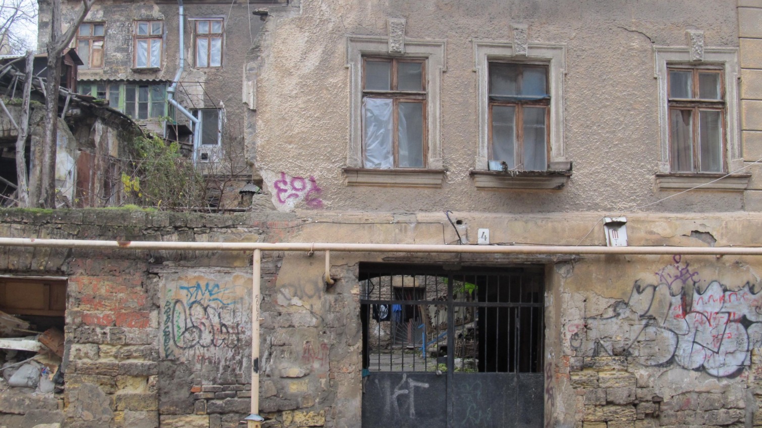 Кому принадлежат заброшенные здания на Деволановском спуске: расследование «фото»