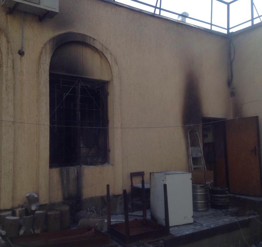 Неизвестные подожгли кафе на Таирова: выгорела вся кухня (фото) «фото»