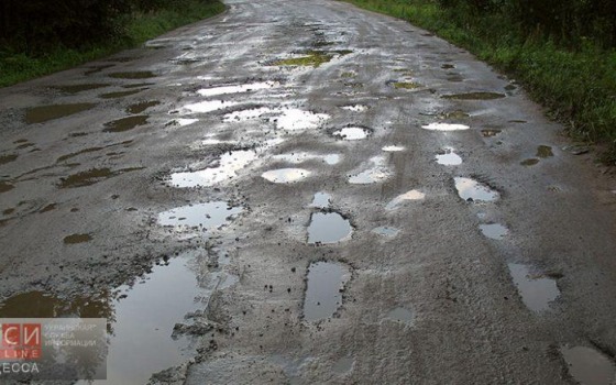 Возмущенные разбитой дорогой жители Одесской области перекрыли трассу «фото»