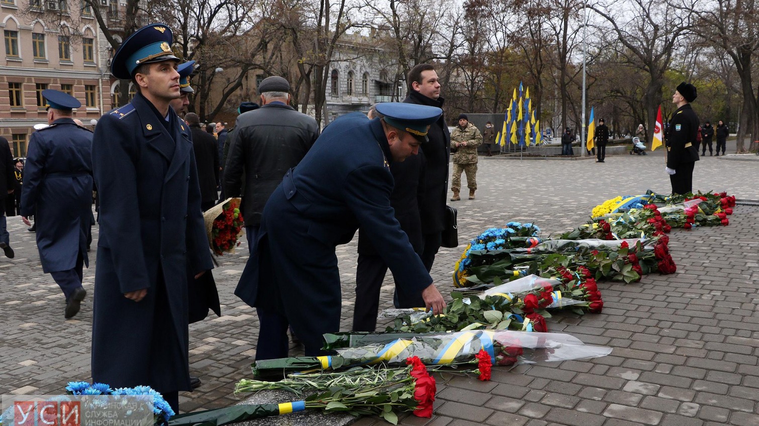 Третья годовщина Евромайдана: руководство Одессы и области возложило цветы к памятнику Шевченко (фото) «фото»