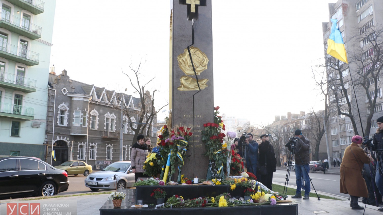 Одесситы возложили цветы к Памятному знаку жертвам Голодомора и прошлись маршем (фото) «фото»