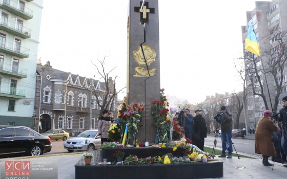 Одесситы возложили цветы к Памятному знаку жертвам Голодомора и прошлись маршем (фото) usionline.com Одесситы возложили цветы к Памятному знаку жертвам Голодомора и прошлись маршем (фото) «фото»
