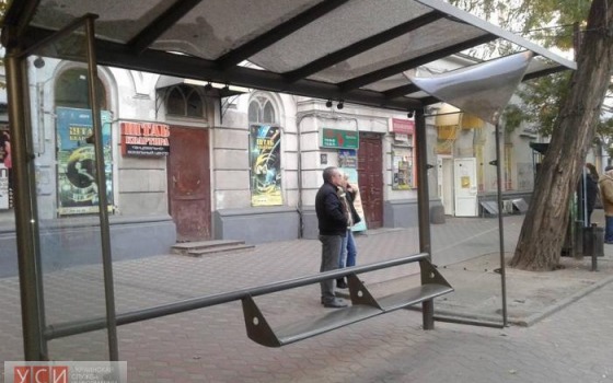 В Одессе разрушили несколько новых антивандальных остановок usionline.com В Одессе разрушили несколько новых антивандальных остановок «фото»