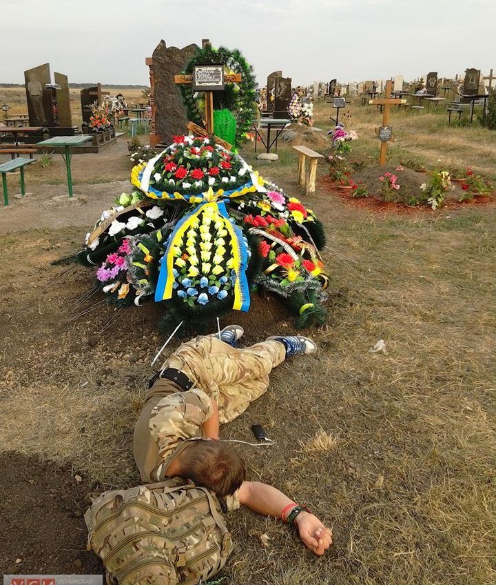 Фотография бойца у могилы друга сделана в Одесской области (фото) «фото»