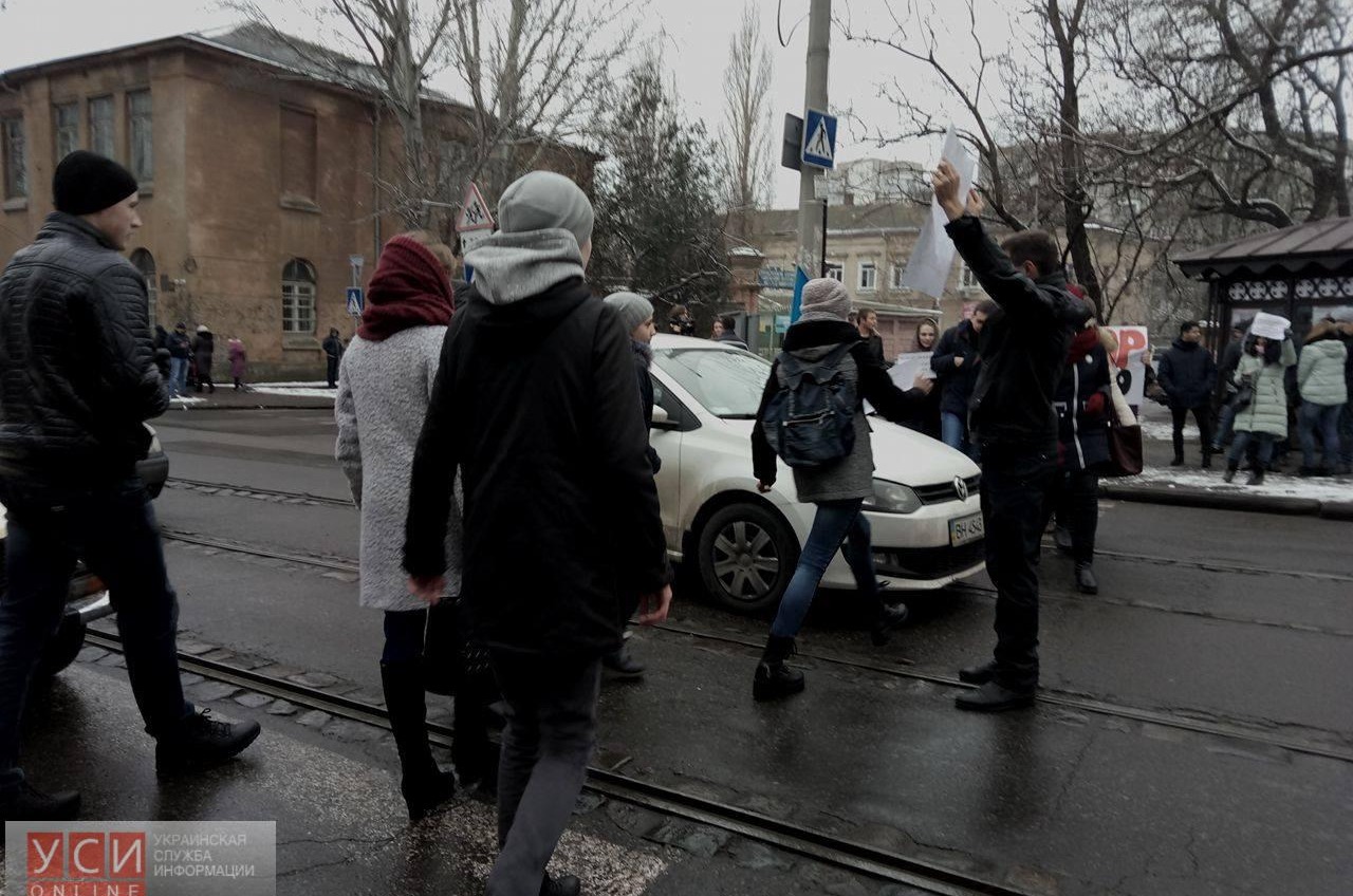 Студенты перекрыли дорогу возле педуниверситета, где заседали дипломаты Норвегии и чиновники ОГА (фото) «фото»