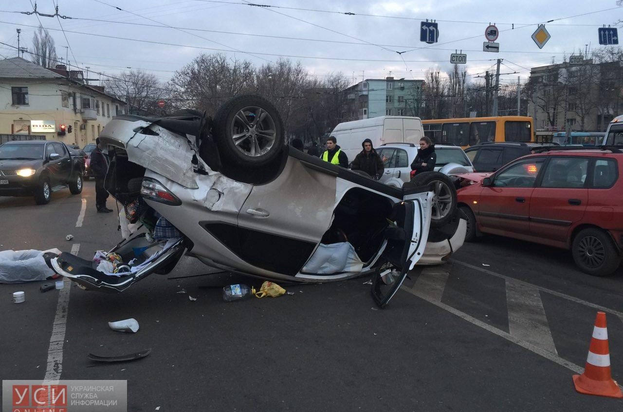 Одесса: в тройном ДТП автомобиль перевернулся на крышу (фото) «фото»