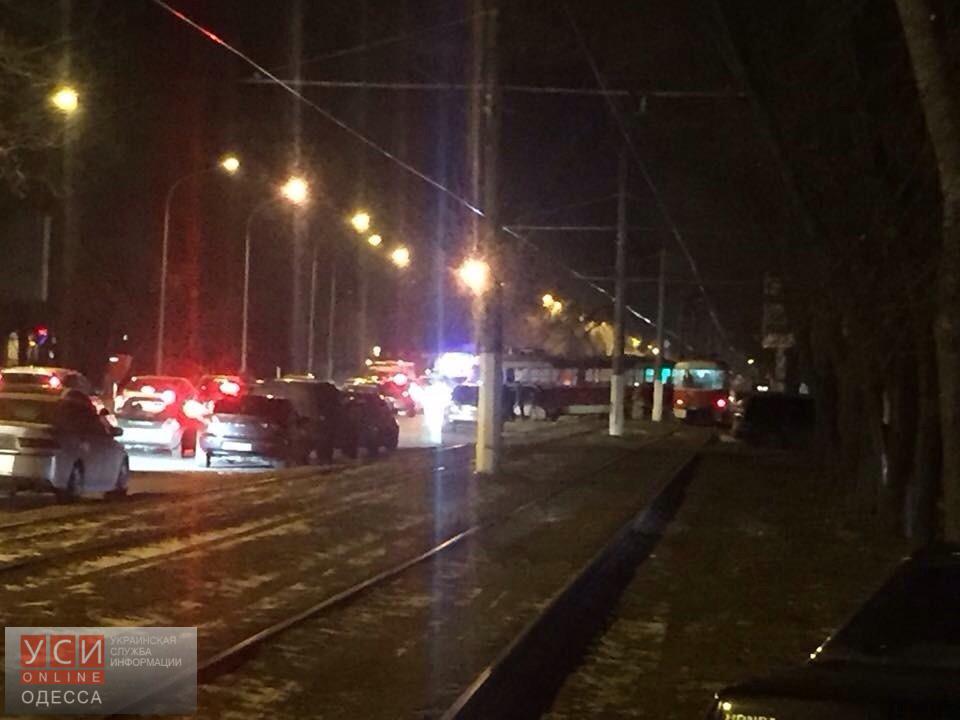 Авария на Фонтане: трамвай сошел с рельсов и выехал на дорогу, перегородив две полосы (фото) «фото»