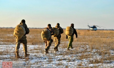 Одесские морпехи прыгали с парашютом: приземлялись в заснеженном поле (фоторепортаж) «фото»