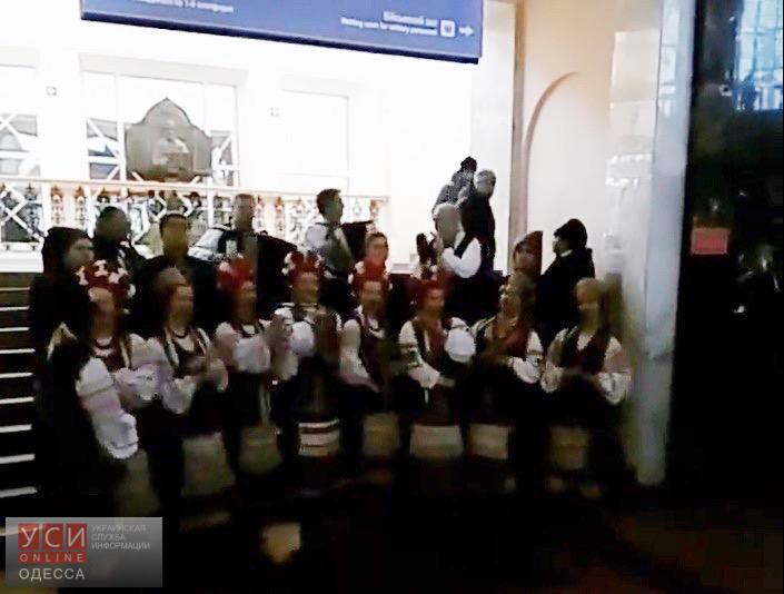На одесском вокзале провели патриотичный флешмоб — пели щедривки (видео) «фото»