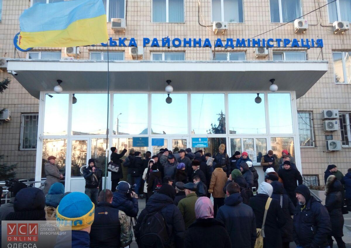 Акция протеста у Приморской райадминистрации переросла в столкновение (фото, видео) «фото»