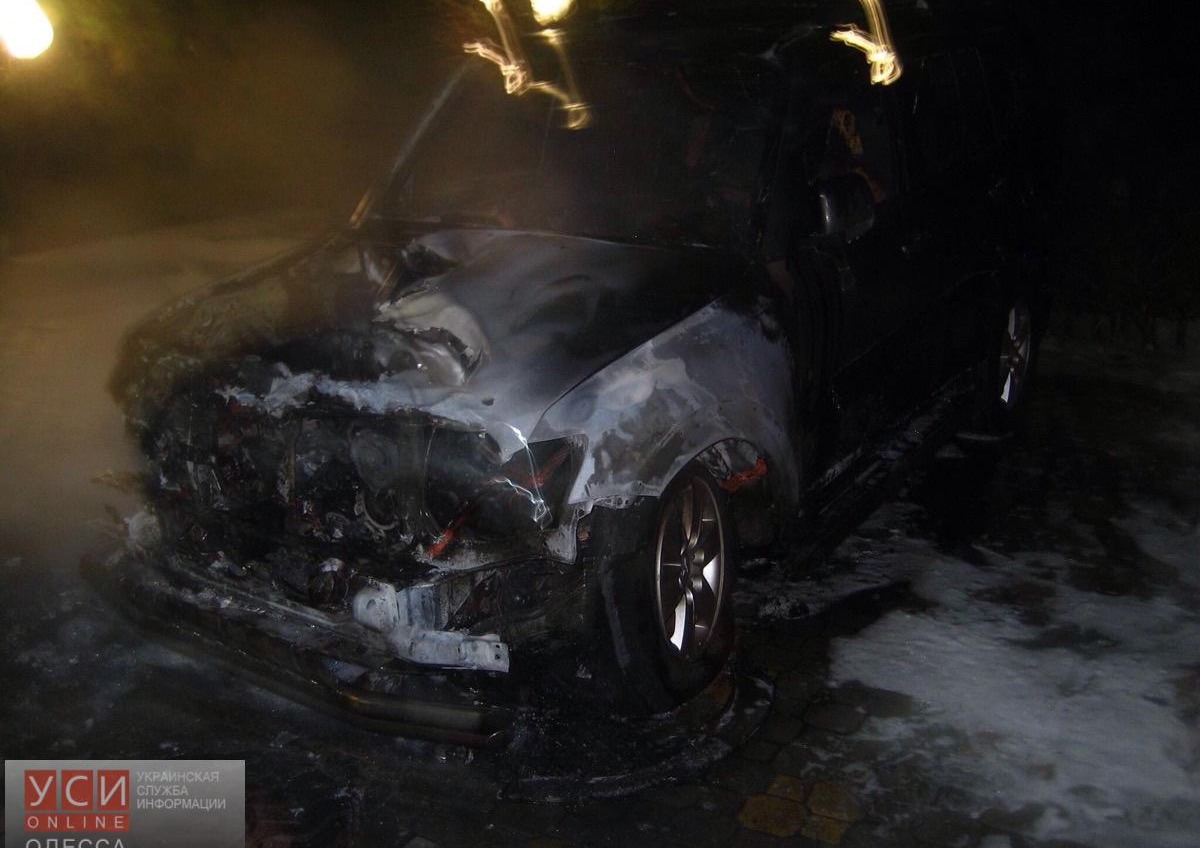 Экс-депутату из Черноморска сожгли машину: он обвиняет мэра (фото) «фото»