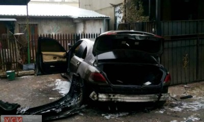 Ночью в Одессе сгорела иномарка: пожар чуть не перекинулся на жилой дом (фото) «фото»
