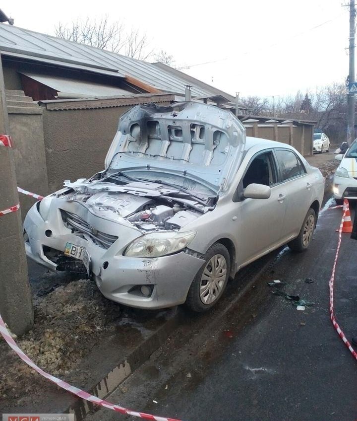 На Слободке машина врезалась в столб и загорелась: водителя спасли патрульные (фото) «фото»
