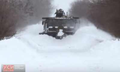К застрявшим в снегу людям в Одесской области прорвалась военная техника (видео) «фото»
