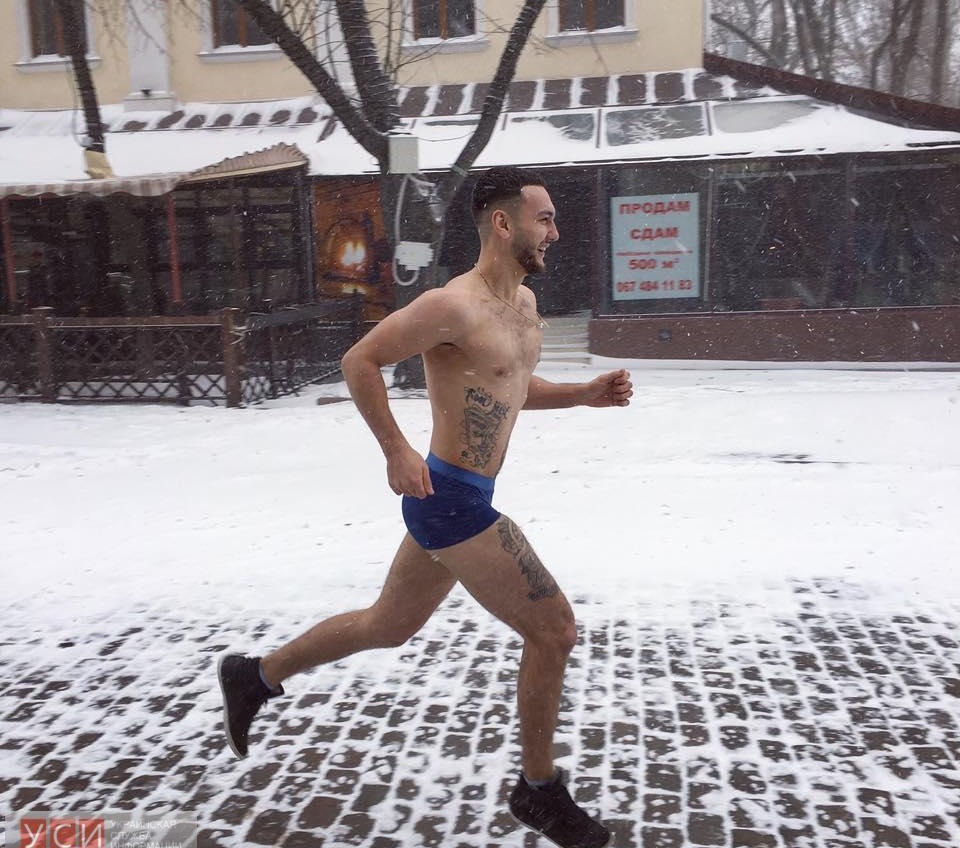 Одесский спортсмен в одних трусах пробежался по заснеженной Дерибасовской (фотофакт) «фото»