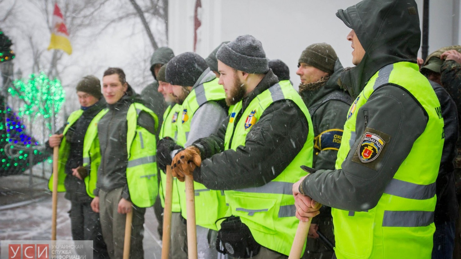 Одесская «Муниципальная охрана» во время снегопада патрулирует город с лопатами (фото) «фото»