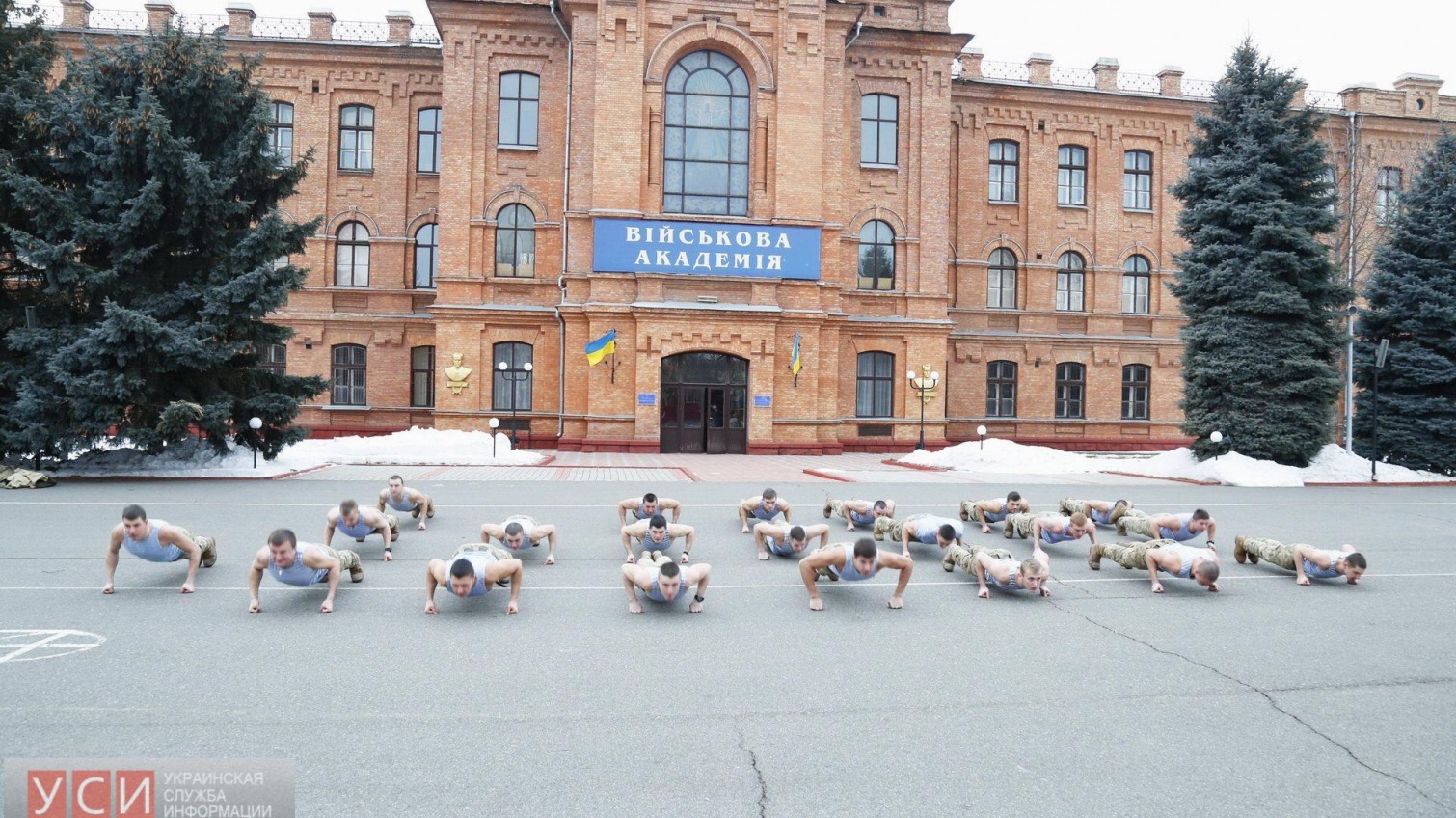 Одесские курсанты факультета ВДВ приняли вызов от бойцов из Бахмута и отжались на плацу Военной академии (фото) «фото»